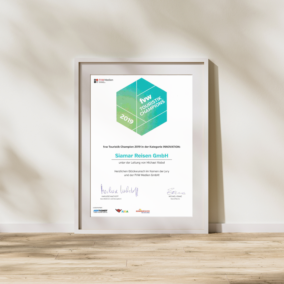 Ein gerahmtes Zertifikat an einer Wand, das die Auszeichnung „fvw Touristik Champion 2019 in der Kategorie INNOVATION“ für die Firma 'Siamar Reisen GmbH' zeigt, mit Unterschriften der Jury am unteren Rand des Dokumentes.